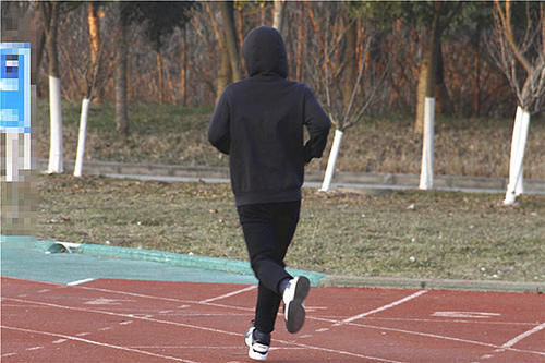 运动|40岁男子坚持跑步,结果却不令人满意,跑步时需要什么?