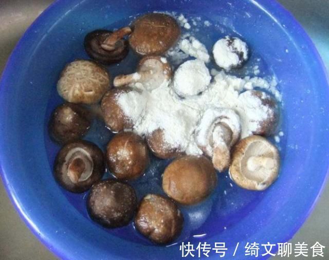 生味儿|炒香菇时,别只知道焯水!再加这一步,香菇嫩滑好吃,没有生味儿