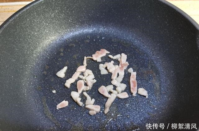 白菜帮这样做,清脆爽口又开胃,做法简单易学,太下饭了!