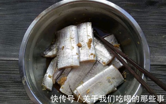 正确做法|干炸带鱼时，有人用淀粉，有人用面粉，都不对！教你正确做法，香