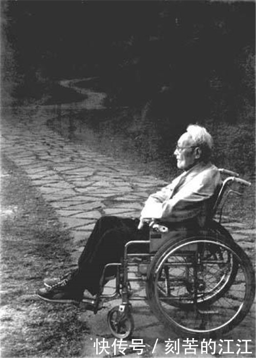 发妻离世,他拒绝下葬,将骨灰放床边33年,晚年心愿早点去陪她