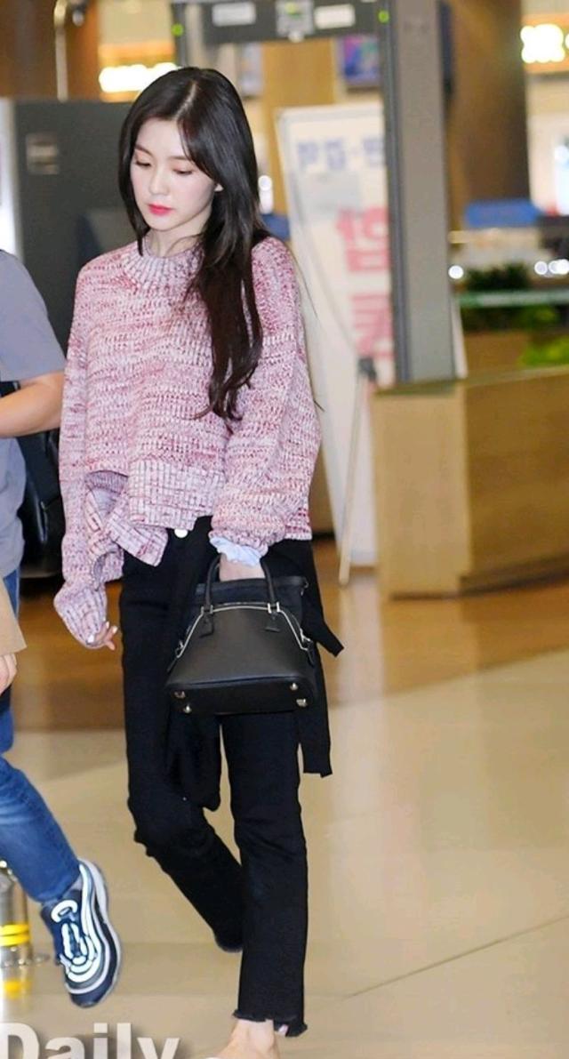 重返|裴珠泫也会撞脸,穿毛衣露脚踝,扎马尾重返18岁