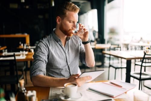 血压偏高|高血压的人不能多喝水？血压偏高的人，这些食物尽量远离