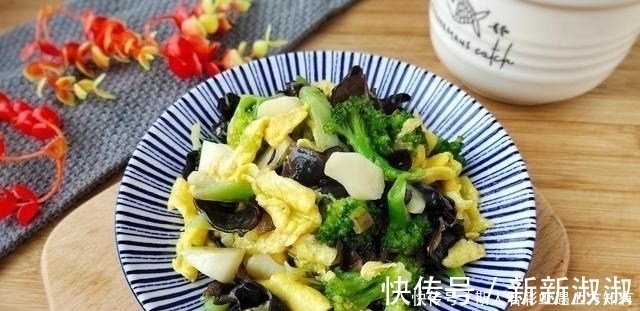木耳炒鸡蛋|鸡蛋和这3样蔬菜一起炒,营养又低脂,入春后我家1周吃5次,太鲜了