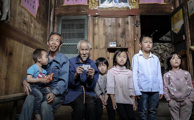 宝妈|“李”姓爸爸喜得5胞胎,上户口取名时宝妈怒了:是你亲生的吗