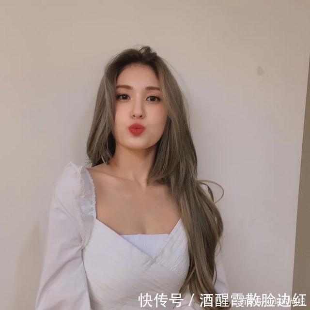 过了30岁的女人别总染棕色发色了,试试这4种颜色,超显白好看!