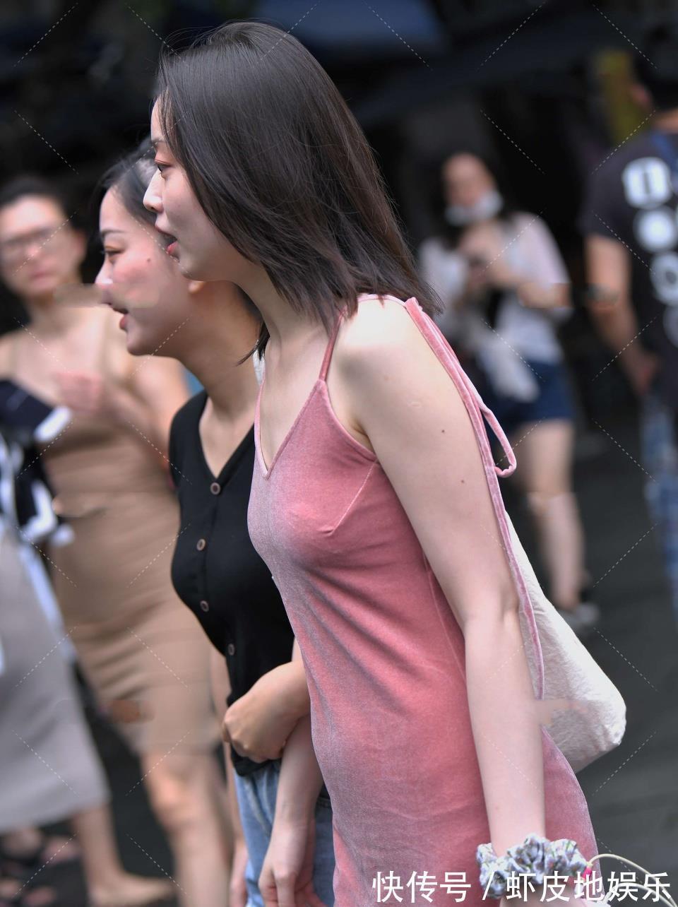 蝴蝶结|淡粉的连衣裙很减龄,丝绒材质的高级十足,蝴蝶结增添甜美的美感