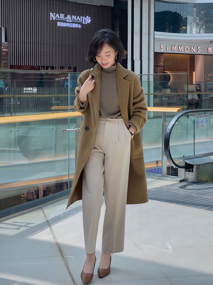 小个子 放弃打底裤吧，潮人更喜欢“大衣＋小白裤”，清爽时髦显腿长！