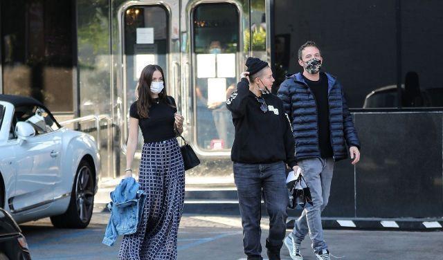  尽显|安娜德阿玛斯穿黑T恤搭格纹群尽显浪漫洒脱气质, 身段超迷人