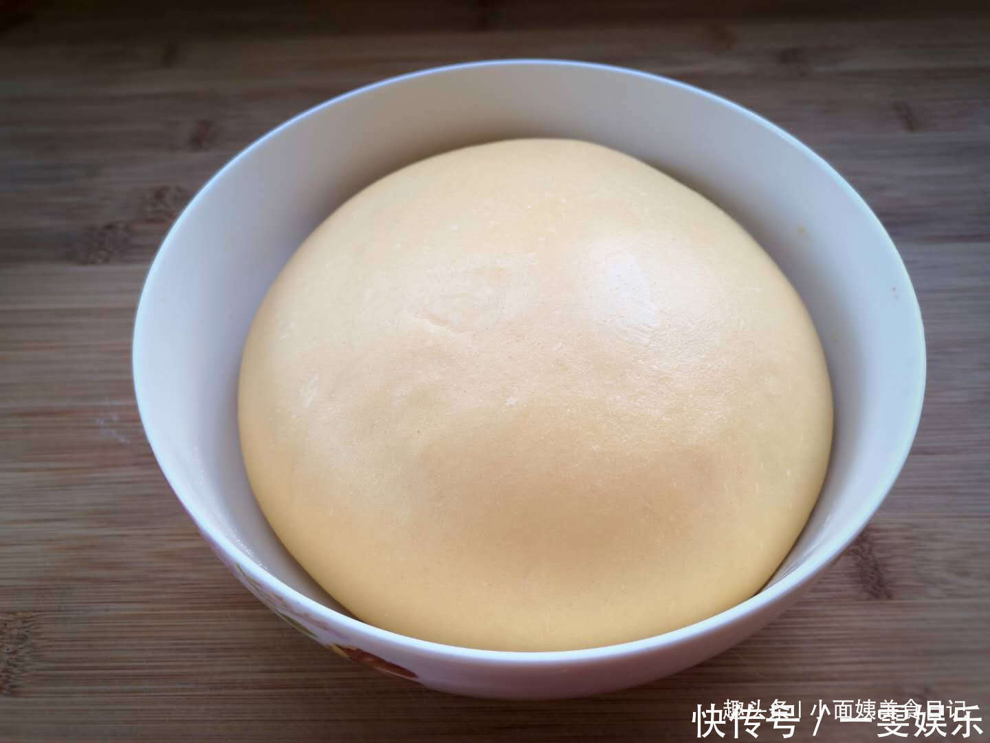 最近面包这个做法火了,家里烤箱都用不上,金黄香甜,松软又拉丝