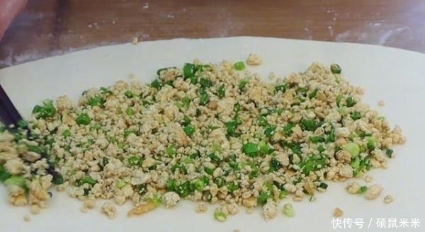 豆腐别只炒着吃,学会这样做,孩子天天点名吃,营养解馋,比肉香