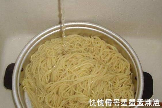 凉拌面|煮面条时，一煮“软趴趴”？注意这3步，面条劲道爽滑不软烂