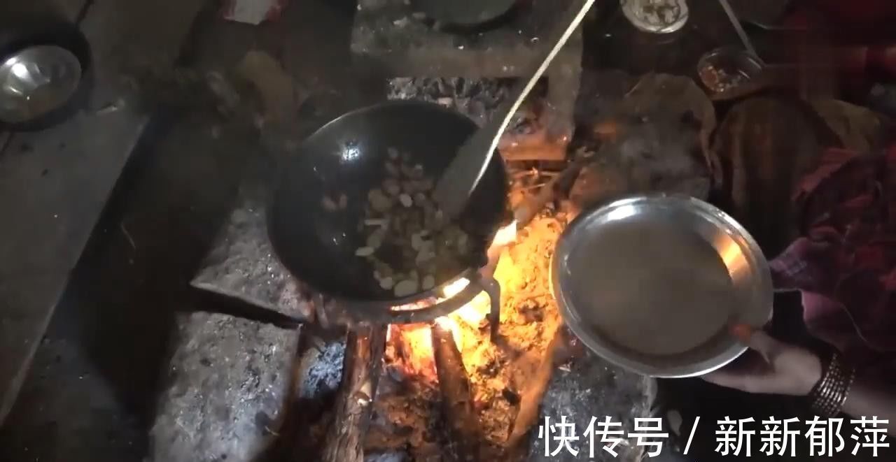 尼泊尔村庄里的穷人,米饭配土豆招待中国小伙,小孩对相机很陌生