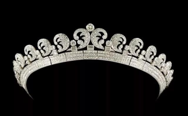 “冠冕”与“皇冠”有什么不同28顶古董冠冕，讲述欧洲贵族头顶上的百年奢华