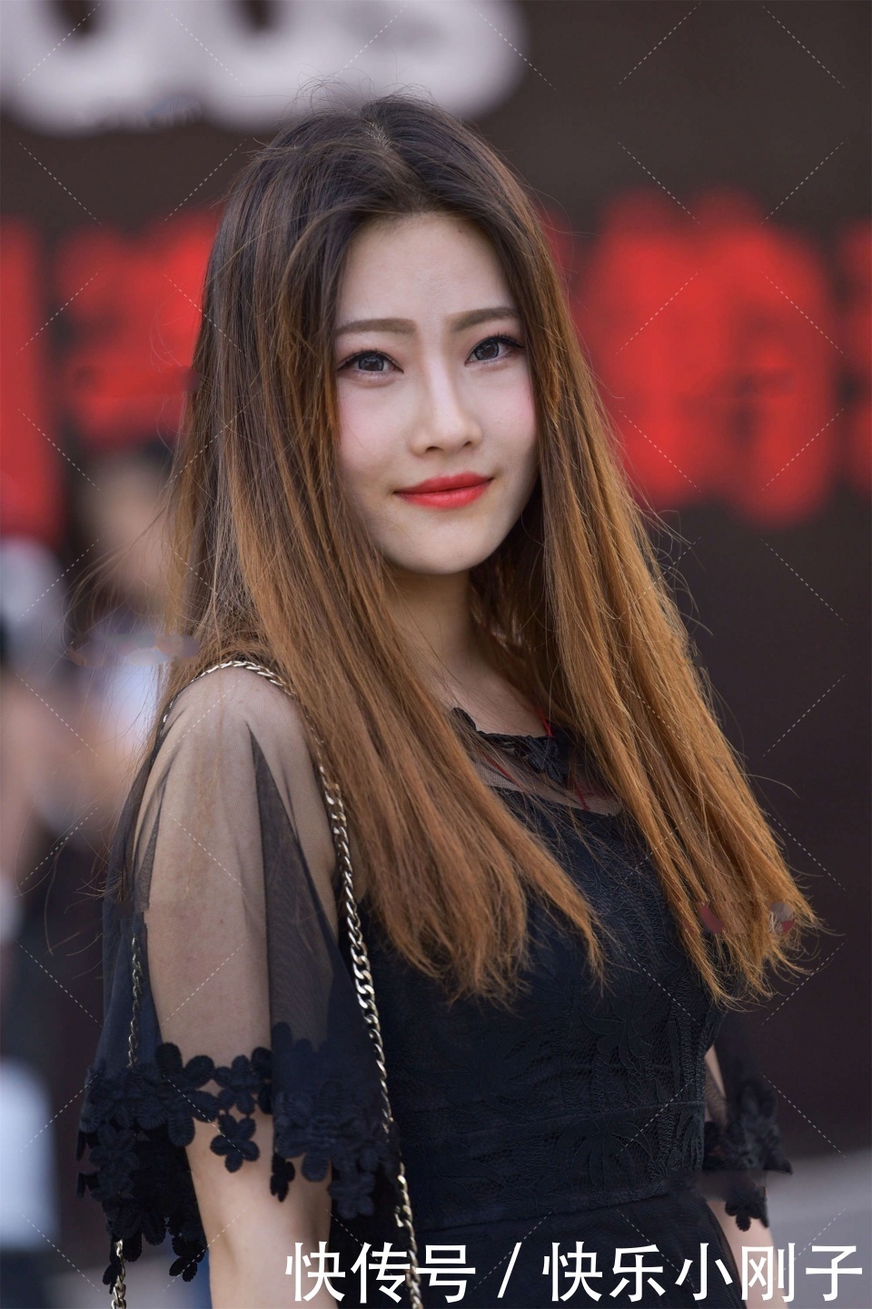 小黑裙|小黑裙遇见薄纱,看似不相关的元素,搭配在一起反而很和谐别致