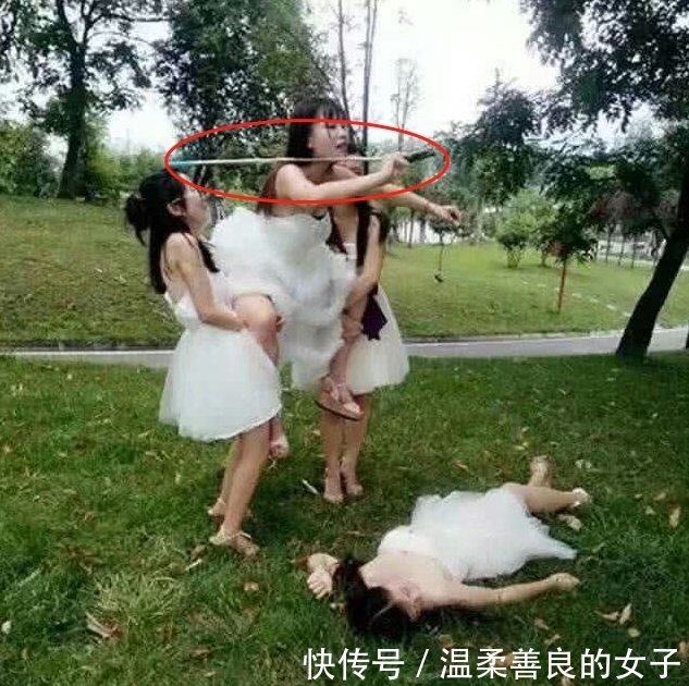 尴尬|妹子,当伴娘注意点形象好吗?被伴郎看见多尴尬,长点心吧!