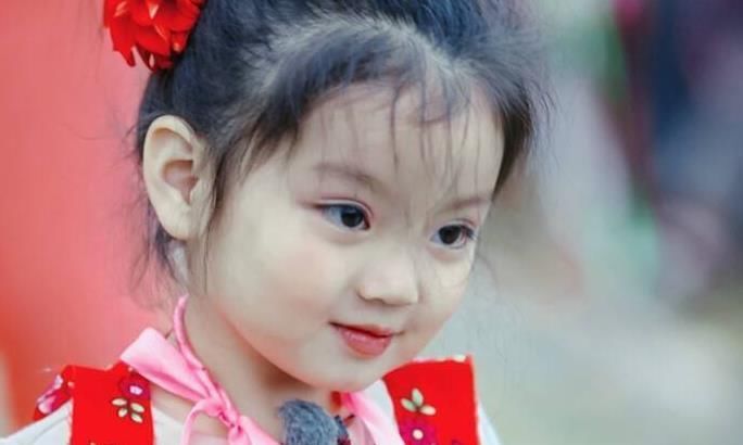 小學|4歲出道替弟弟賺奶粉錢,如今7歲上小學,和同齡人顯得格格不入!