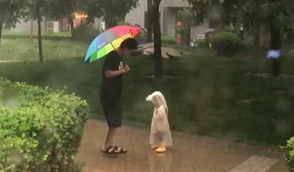淋雨|“不省心奶爸”带娃一起淋雨火了,奶奶拎着扫把还有3秒到达现场