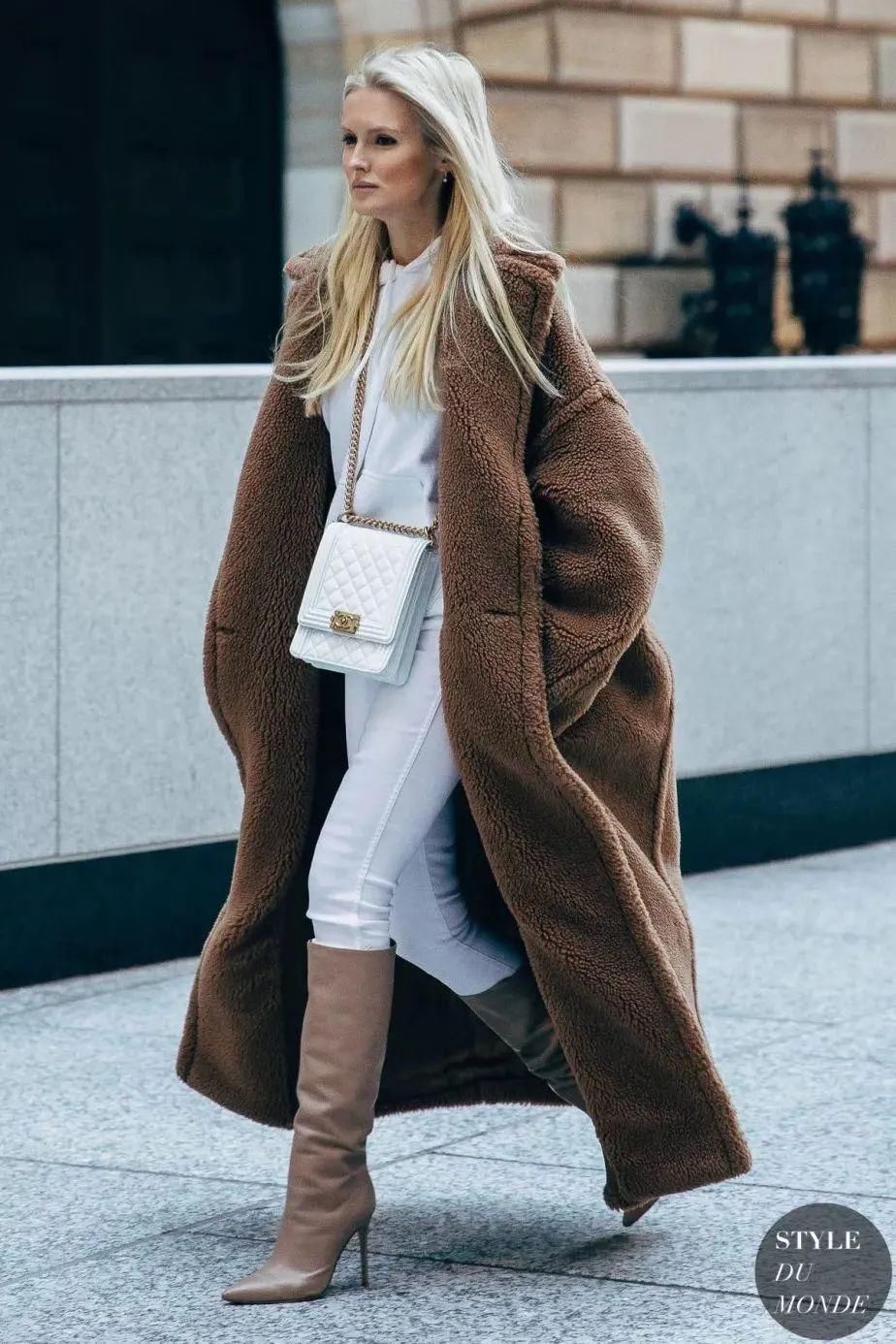  流行|“马丁靴”失宠了？“大衣＋这双鞋”正流行，时髦又显高！