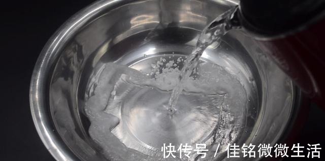 不管毛巾多脏多黄，试试这样泡一泡，洗完的毛巾又软又干净，实用！