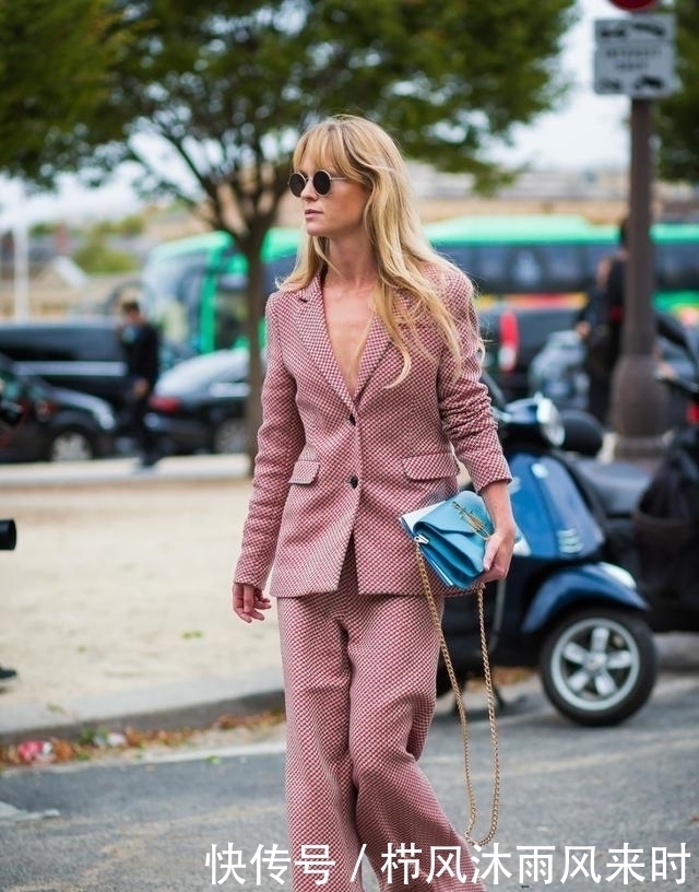 绿色系|女人买包包时,就选这5个“经典色”,背个两三年都不过时