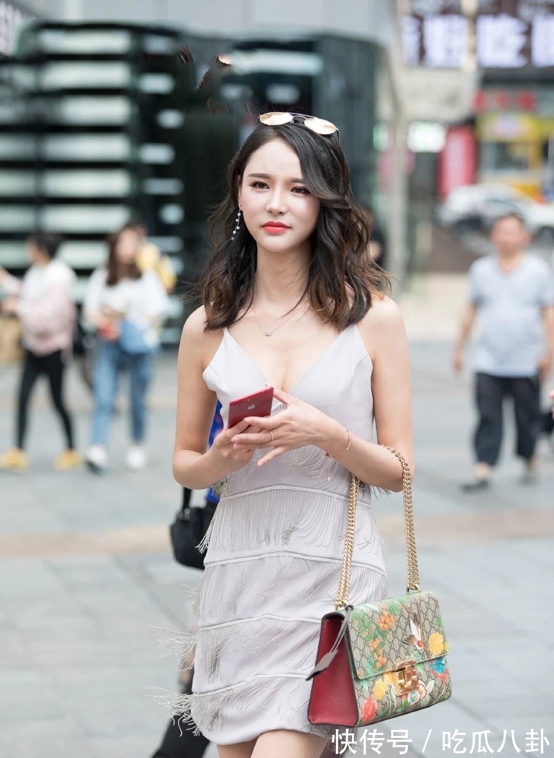 穿搭 还在搭百褶裙?不够潮流,试试这件“纸屑裙”,拿它炸街潮爆了