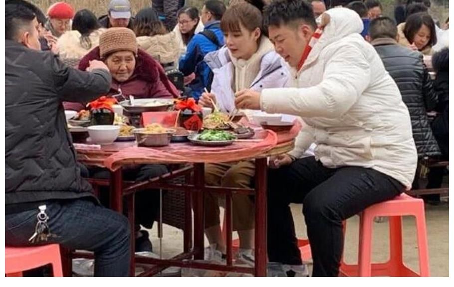 她的手|当明星们回到农村，没有舞台上的光鲜，显得更亲民，唯独她不一样