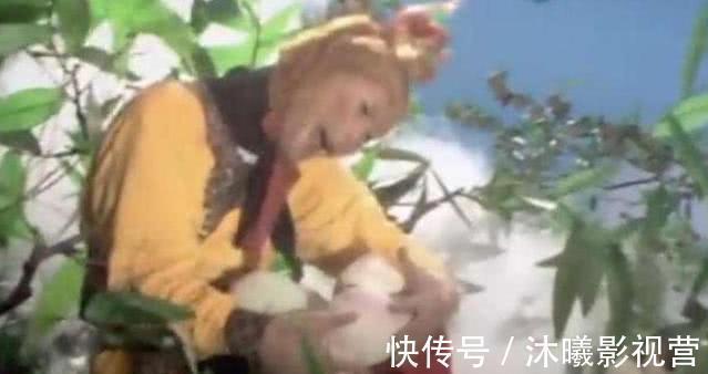 西游记中!电视剧西游记中,为什么蟠桃孙悟空只咬一口就扔掉?原因让人心酸