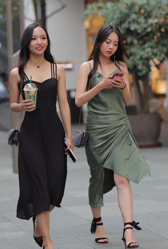 裙子 丝绸青色连衣长裙搭配高跟鞋,温婉柔顺,淑丽姣好