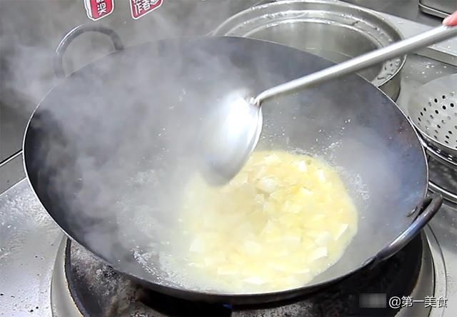 豆腐|豆腐怎么做才好吃，厨师长教你做咸蛋黄豆腐，鲜嫩入味，营养丰富