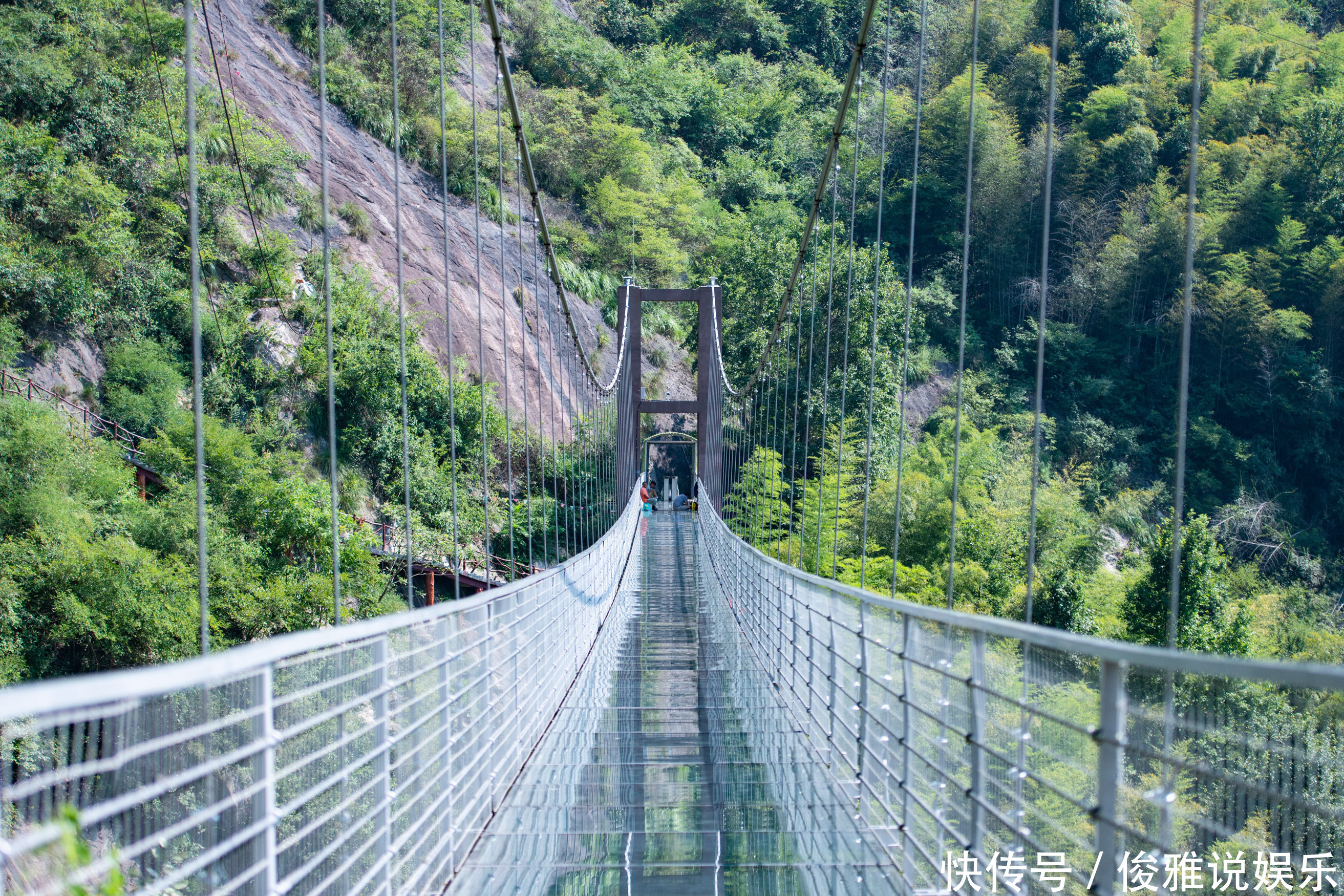 安徽这座高空玻璃桥知名度不高，但国内能近距离观赏瀑布的只有它