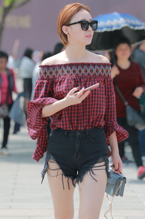 肤白貌美|街拍:气质干净利索短发美女,肤白貌美