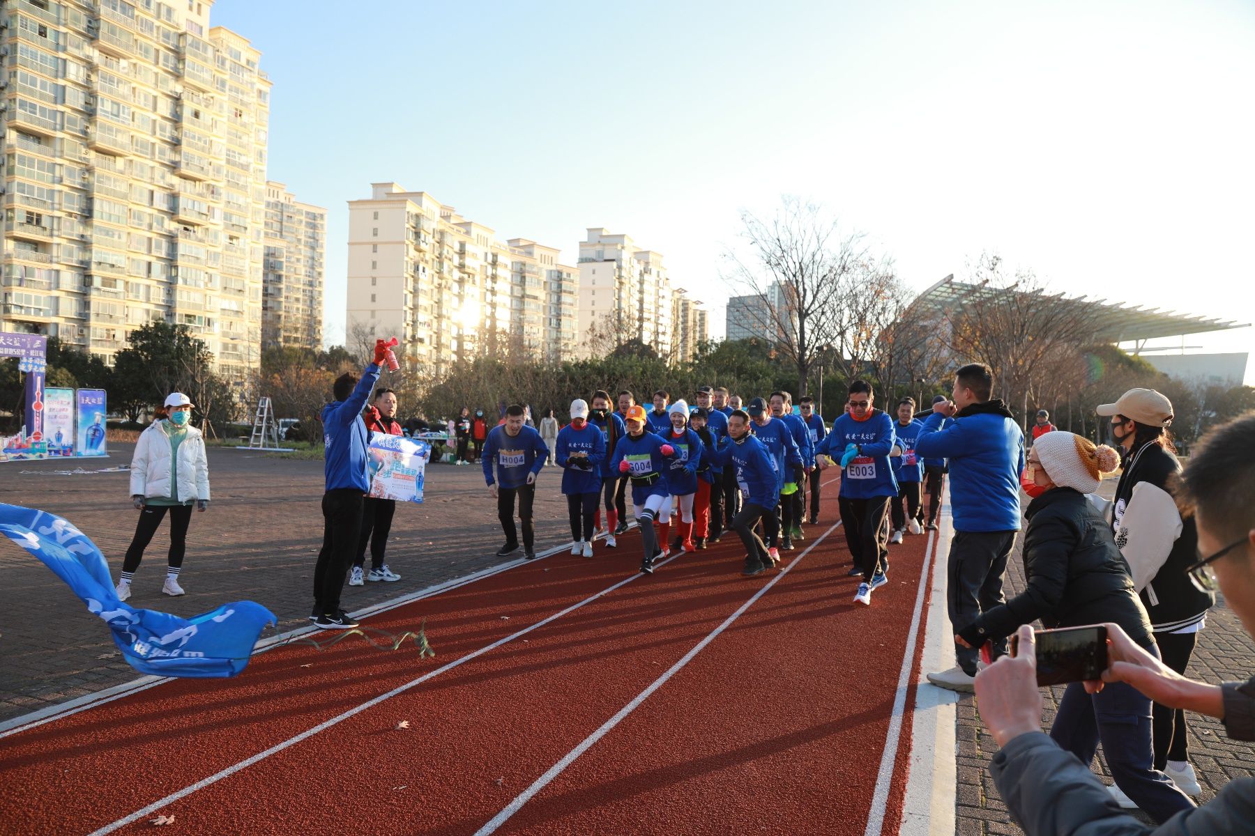 项少龙|“跑步+核心训练”让晨练更有趣，茸城健跑团开展“五公里趣味健康跑”
