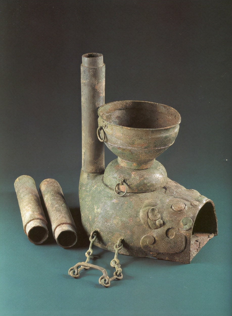 专家们&赵卿墓中发现虎形灶,虎形灶不稀奇,为何最珍贵的是不起眼的烟囱