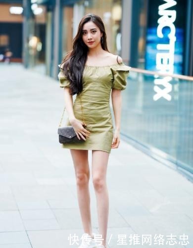 搭配|一字肩连衣裙搭配白色运动鞋,清新自然,气质感满满