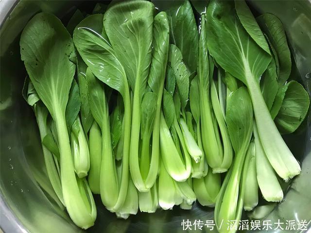 下锅|不管炒什么青菜,不要直接下锅,学会这个小技巧,青菜脆嫩不发黑