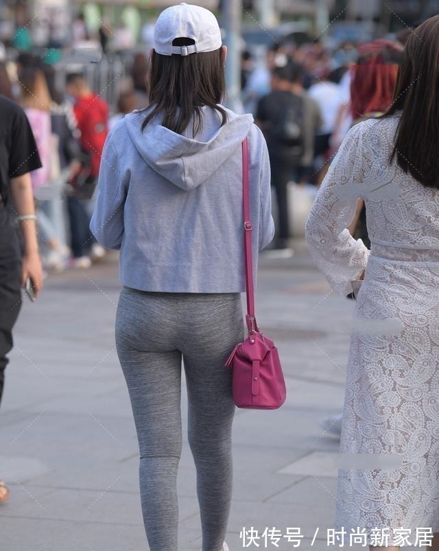 宽松 白色短款上衣搭配灰色紧身打底裤,良好的修饰效果,很显高挑苗条!