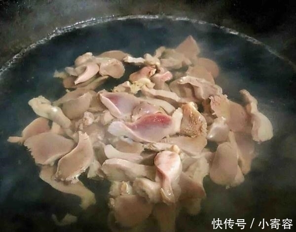 鸡身上最脏的部位，里面含有大量细菌，做菜熬汤一定要扔掉