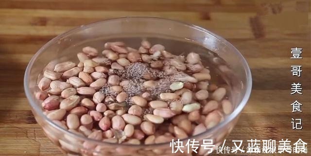 花生米最下饭的做法，不炒也不油炸，上桌开胃解馋，全家人都爱吃