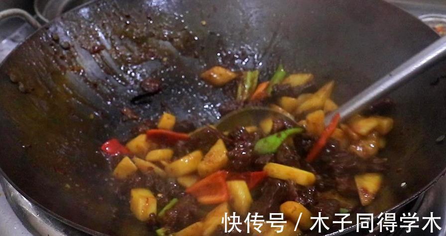 甜面酱|酱牛肉烧土豆好吃有诀窍，学会这个做法，肉嫩筋软，酱香浓郁