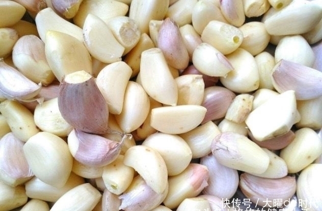 大天亮|女性睡前把大蒜放在枕头下,坚持7天后,3大好处“找上门来”
