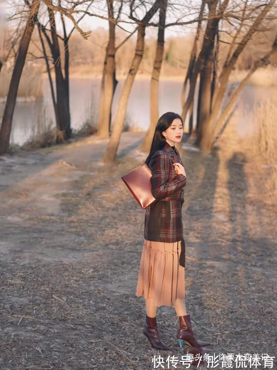 裸靴 女人过了48岁,少穿运动鞋吧,太土!试试这3双,真美