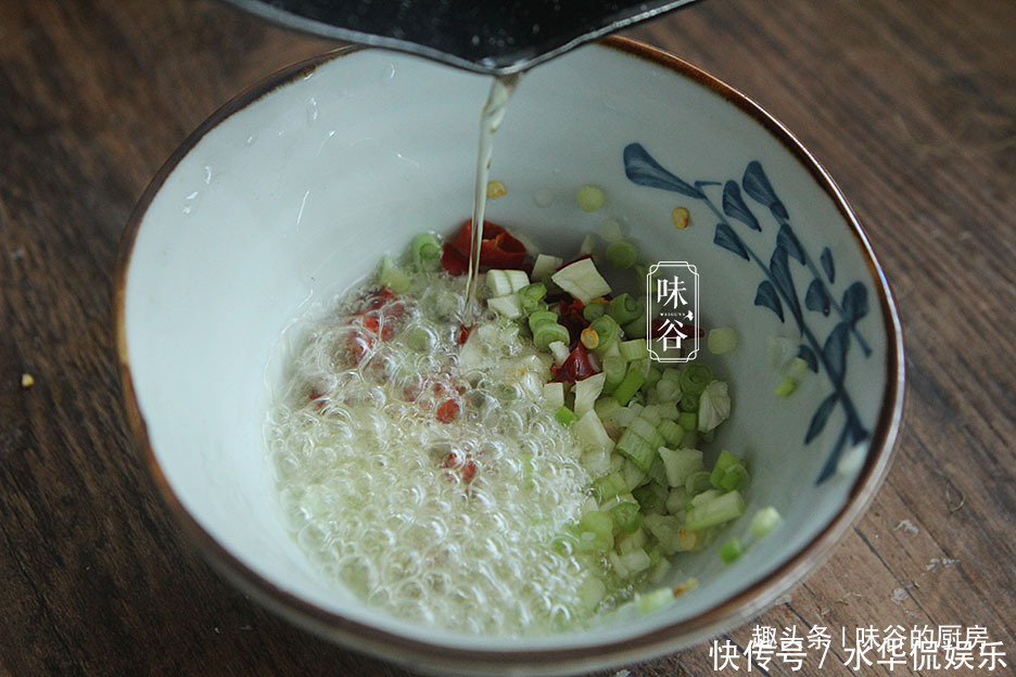 茄子|夏季吃凉拌茄子,茄子直接蒸大错特错,多加一步,茄子不黑还美味