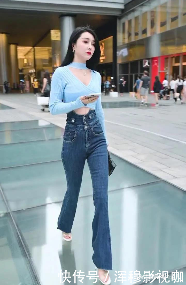 小姐姐 浅蓝色挂脖短衫搭配高腰牛仔裤,气质女孩的减龄穿搭,时尚有气质