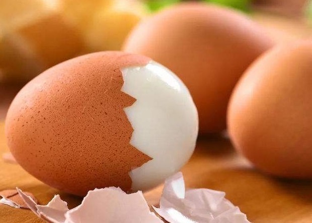 鸡蛋壳|鸡蛋“如此”煮,简直是吃“毒”,营养全无,很多人还痴痴不了解