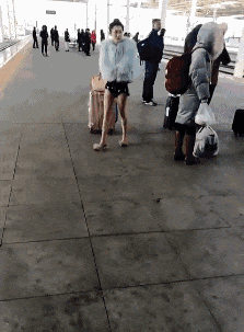 |搞笑GIF:南方来的妹子,永远不懂北方的冷