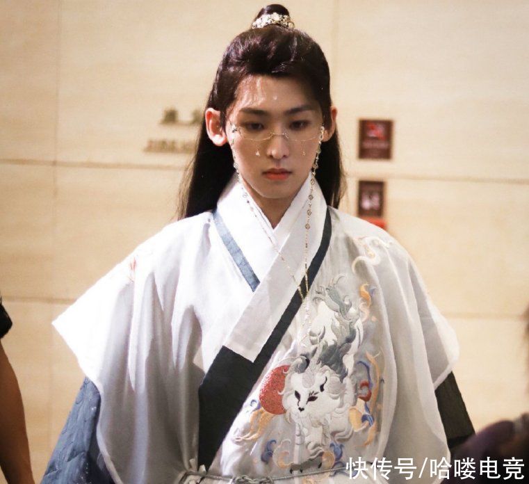 养眼|张哲瀚开录《最后的赢家》，男嘉宾古装养眼，唯一女MC成亮点