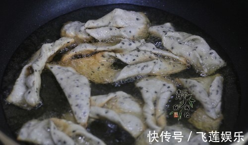 用面粉做的小零食,喷香酥脆,一会儿就做1锅,大人孩子抢着吃