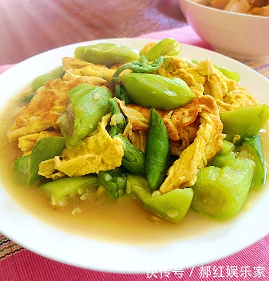 炒丝瓜,第1步不是先放油!大厨教你1招,翠绿不发黑,鲜嫩不出水