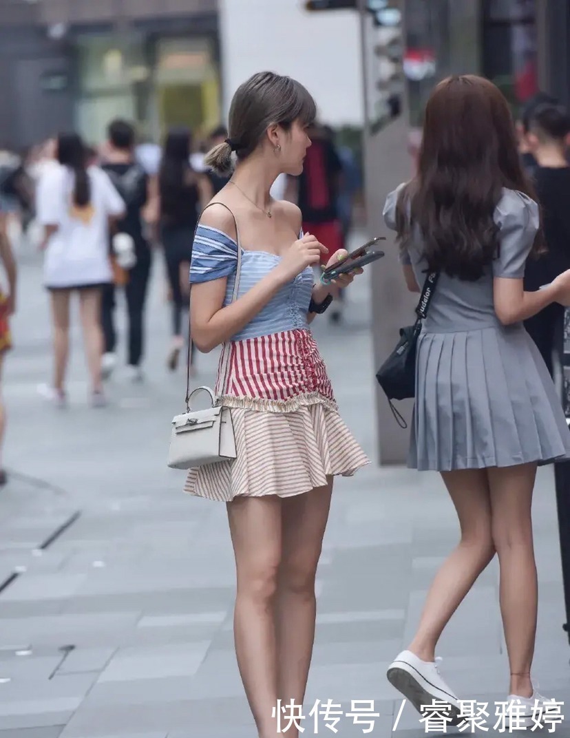 时尚高挑的拼接连衣裙美女,很有个性,尽显优